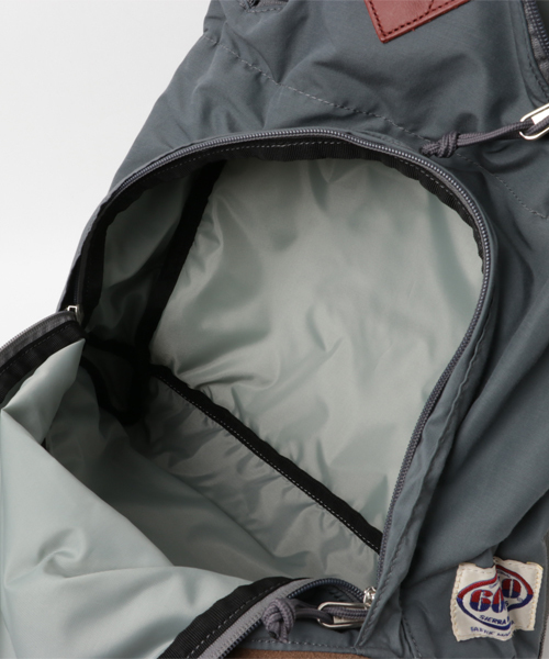SIERRA DESIGNS(シェラデザイン)の「60/40(ロクヨン)クロス デイパック/60/40 DAYTRIPPER 3.0(バックパック/リュック・メンズ・タン/グリーン系その他/ダークネイビー/ブラック/グレー/グリーン・FREE)」の12枚目の写真