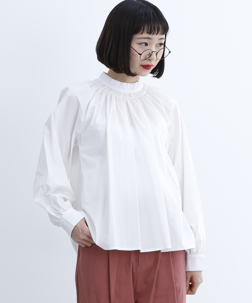 MERLOT（メルロー）の「バンドカラーギャザーブラウス1450（シャツ/ブラウス・レディース・ブラック/ブルー/レッド/オフホワイト・FREE）」の2枚目の写真