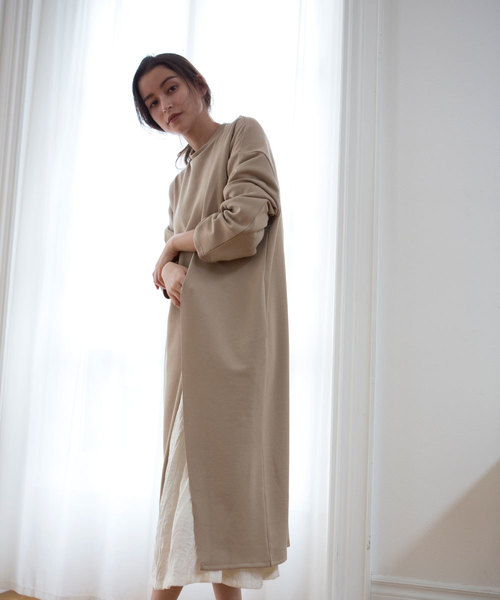 marjour（マージュール）の「SLIT CUT PULLOVER（Tシャツ/カットソー・レディース・ブラック/ベージュ・MEDIUM）」の4枚目の写真