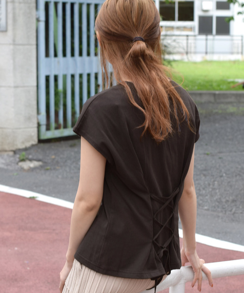 w closet(ダブルクローゼット)の「後ろレースアッププルオーバー(Tシャツ/カットソー・レディース・パープル/ブラウン/オフホワイト/スミクロ/グレイッシュベージュ・FREE)」の3枚目の写真
