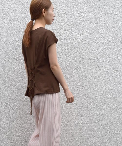 w closet(ダブルクローゼット)の「後ろレースアッププルオーバー(Tシャツ/カットソー・レディース・パープル/ブラウン/オフホワイト/スミクロ/グレイッシュベージュ・FREE)」の16枚目の写真