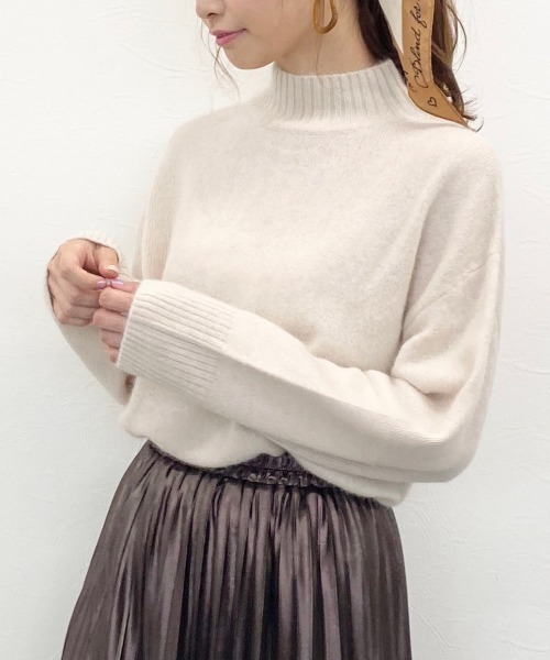 archives(アルシーヴ)の「ハイネックボリューム袖プルオーバー(ニット/セーター・レディース・グレー/ベージュ/グリーン/ブルー/モカ・MEDIUM)」の3枚目の写真