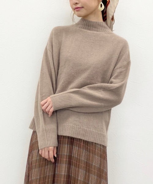 archives(アルシーヴ)の「ハイネックボリューム袖プルオーバー(ニット/セーター・レディース・グレー/ベージュ/グリーン/ブルー/モカ・MEDIUM)」の2枚目の写真