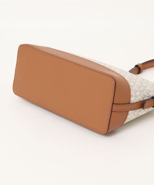 MICHAEL KORS(マイケルコース)の「JET SET CHARM(ジェットセット チャーム) ドーム クロスボディ ラージ - MKシグネチャー(ショルダーバッグ・レディース・ホワイト系その他・FREE)」の7枚目の写真