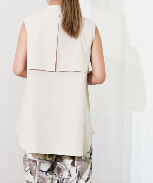 Per sist ence（パーシエンス）の「Per sist ence/パーシエンス　ケープ付き ノースリーブシャツ（シャツ/ブラウス・レディース・ベージュ/オフホワイト/ブラック・FREE）」の6枚目の写真