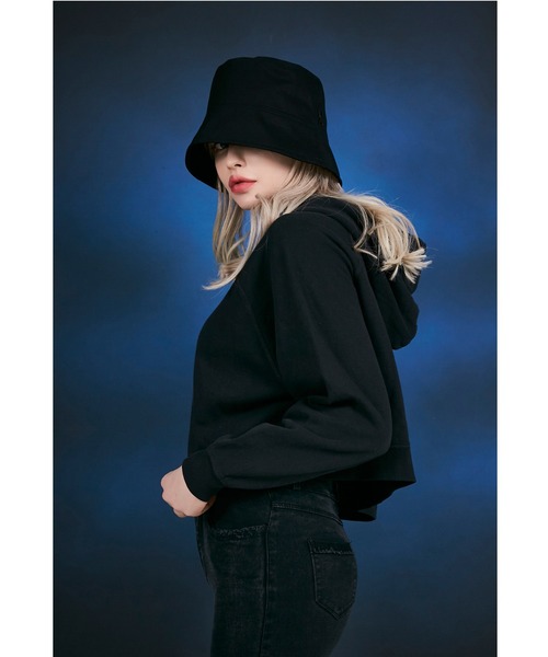 VARZAR（バザール）の「A'GEM/9 × .kom『VARZAR/バザール』Stud drop over fit bucket hat/スタッズ ドロップ オーバーフィット バケットハット（ハット・レディース・ホワイト/ブラック・FREE）」の4枚目の写真