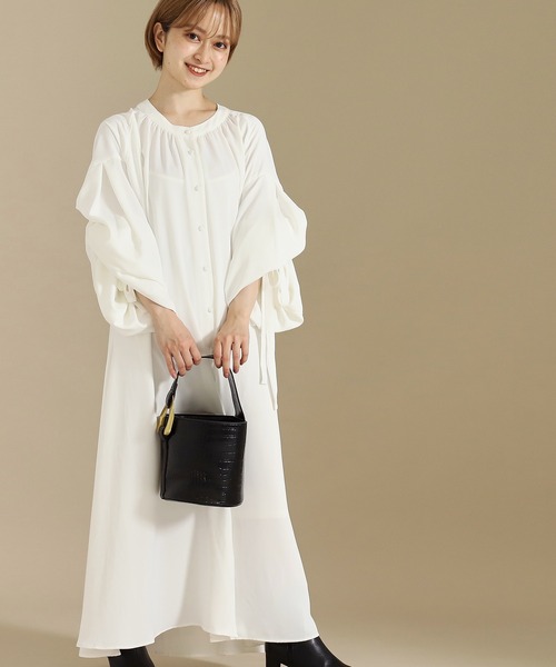 AULI（アウリィ）の「【低身長向けサイズ】シャーリングボリュームスリーブロングシャツワンピース（ワンピース・レディース・ホワイト/ブラウン/ブラック・XS/S）」の4枚目の写真