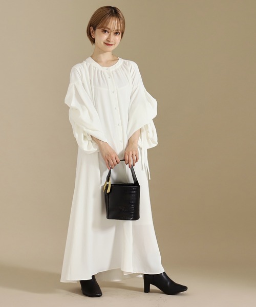 AULI（アウリィ）の「【低身長向けサイズ】シャーリングボリュームスリーブロングシャツワンピース（ワンピース・レディース・ホワイト/ブラウン/ブラック・XS/S）」の5枚目の写真