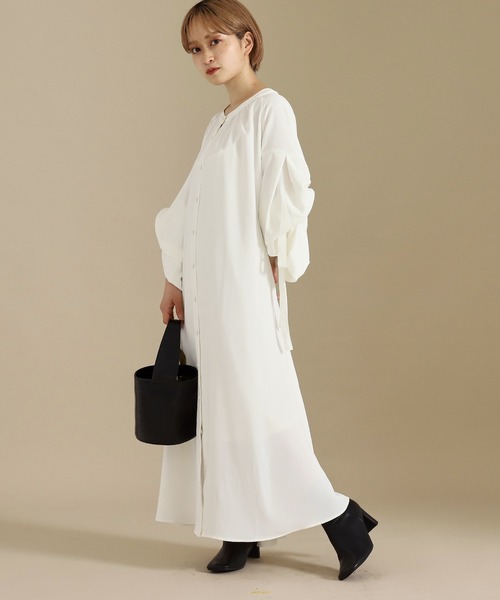AULI（アウリィ）の「【低身長向けサイズ】シャーリングボリュームスリーブロングシャツワンピース（ワンピース・レディース・ホワイト/ブラウン/ブラック・XS/S）」の6枚目の写真