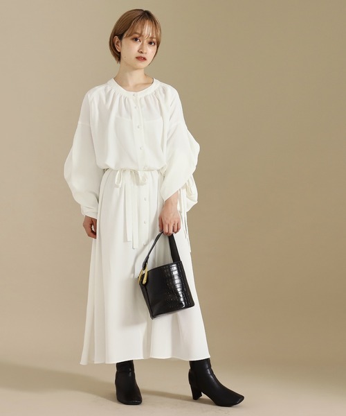 AULI（アウリィ）の「【低身長向けサイズ】シャーリングボリュームスリーブロングシャツワンピース（ワンピース・レディース・ホワイト/ブラウン/ブラック・XS/S）」の9枚目の写真