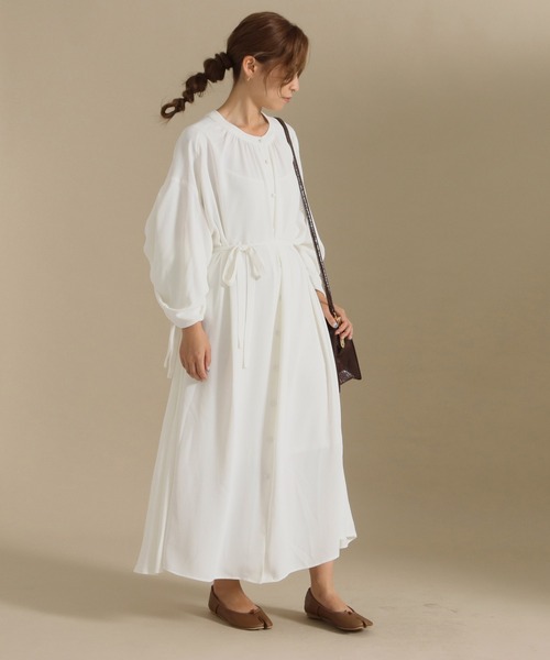 AULI（アウリィ）の「【低身長向けサイズ】シャーリングボリュームスリーブロングシャツワンピース（ワンピース・レディース・ホワイト/ブラウン/ブラック・XS/S）」の12枚目の写真