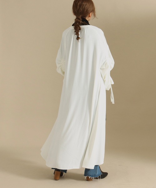 AULI（アウリィ）の「【低身長向けサイズ】シャーリングボリュームスリーブロングシャツワンピース（ワンピース・レディース・ホワイト/ブラウン/ブラック・XS/S）」の15枚目の写真