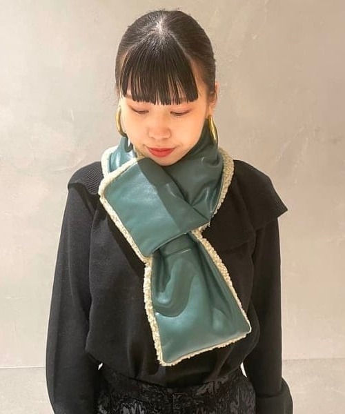 Ray BEAMS(レイビームス)の「Ray BEAMS / フェイクレザー 中綿 コンビ マフラー(マフラー・レディース・ブラック/グリーン・ONE SIZE)」の2枚目の写真