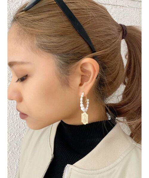 GYDA（ジェイダ）の「JEYSUS パールメダイフープピアス（ピアス（両耳用）・レディース・シルバー/ゴールド・FREE）」の4枚目の写真