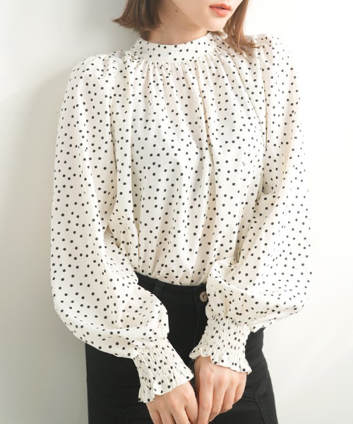 Futier land（フューティアランド）の「ドット柄ハイネック
