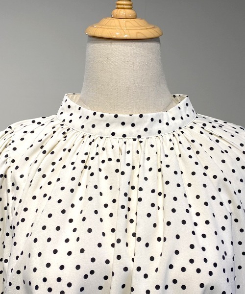 Futier land（フューティアランド）の「ドット柄ハイネックバルーン