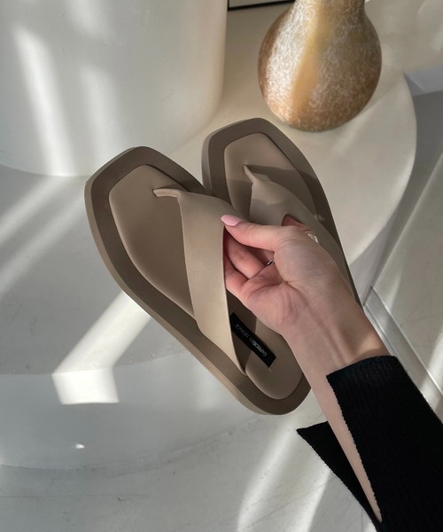 CAPRICIEUX LE'MAGE（カプリシューレマージュ）の「厚底トングサンダル（サンダル・レディース・ブラック/ベージュ・37/38）」の4枚目の写真