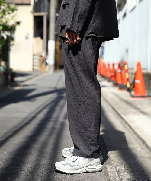 marka（マーカ）の「marka / マーカ：COCOON FIT EASY PANTS - wool×silk stripe -：M22C-02PT01C[COR]（スラックス・メンズ・ネイビー/グレー・1/2/3）」の3枚目の写真