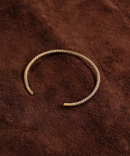 THEFT(セフト)の「THEFT セフト / TWIST BANGLE ツイストバングル ブレスレット / TBG-22-05(バングル/リストバンド・メンズ・ゴールド・FREE)」の6枚目の写真