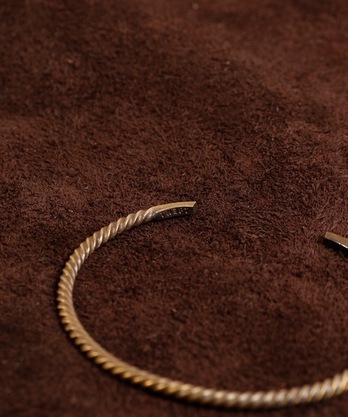 THEFT(セフト)の「THEFT セフト / TWIST BANGLE ツイストバングル ブレスレット / TBG-22-05(バングル/リストバンド・メンズ・ゴールド・FREE)」の5枚目の写真