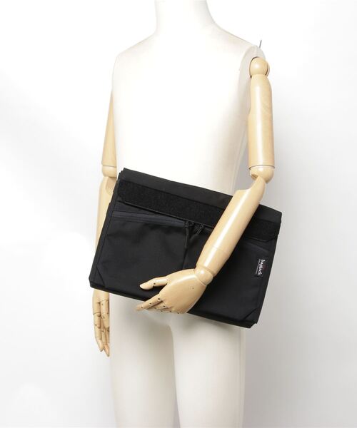 BAGJACK（バッグジャック）の「BAGJACK/バッグジャック LAPTOP COVER 13 inch TWIST CODURA 1000Dラップトップカバー13インチツイストコーデュラ1000デニール（ショルダーバッグ・メンズ・ブラック・FREE）」の2枚目の写真