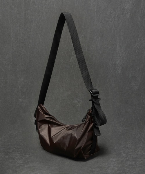 SABLE CLUTCH（セーブルクラッチ）の「TAPE SHOULDER BAG - CORDURA/SEMI CLEAR（ショルダーバッグ/コーデュラ）（ボディバッグ/ウエストポーチ・メンズ・キャメル/ブラック×ホワイト/カーキ/グレー/ブラック・ONE SIZE）」の4枚目の写真