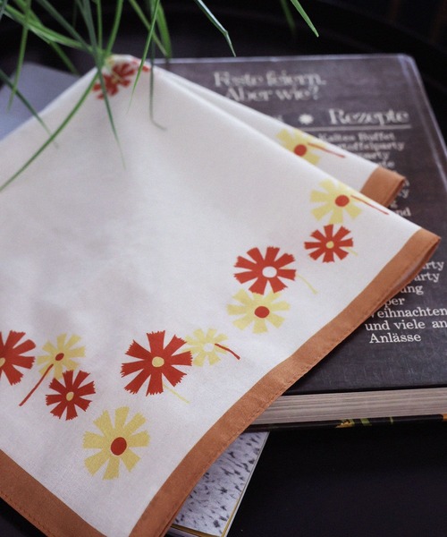 LEPSIM（レプシィム）の「【アデリアレトロ】ハンカチ　189363（ハンカチ/ハンドタオル・レディース・ライトグリーン/オレンジ/ブルー・ONE SIZE）」の2枚目の写真