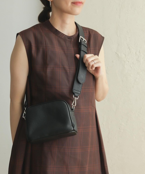 URBAN RESEARCH DOORS（アーバンリサーチドアーズ）の「2WAYスクエアショルダーミニバッグ（ショルダーバッグ・レディース・ブラック/イエロー系その他/シルバー・-）」の6枚目の写真