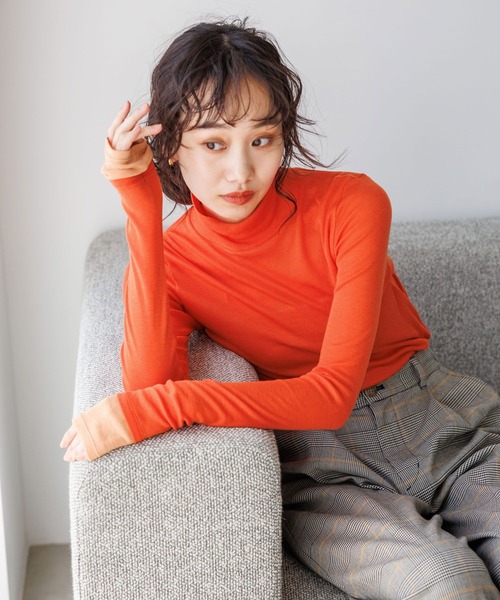 niko and...（ニコアンド）の「袖レイヤーシアータートルプルオーバー（Tシャツ/カットソー・レディース・オフホワイト/レッド/ブラック/イエロー・MEDIUM/LARGE）」の4枚目の写真