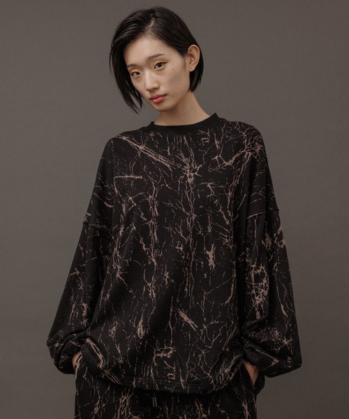 ADAM ET ROPE'（アダムエロペ）の「【WEB限定】ダンスプラクティス スプラッシュブリーチ ルーズ クルーネック スウェット / 裏毛 / K-POP / セットアップ / ユニセックス（スウェット・メンズ・ブラック/チャコールグレー・L/M）」の2枚目の写真