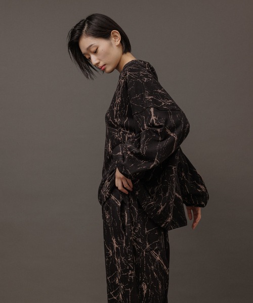 ADAM ET ROPE'（アダムエロペ）の「【WEB限定】ダンスプラクティス スプラッシュブリーチ ルーズ クルーネック スウェット / 裏毛 / K-POP / セットアップ / ユニセックス（スウェット・メンズ・ブラック/チャコールグレー・L/M）」の20枚目の写真