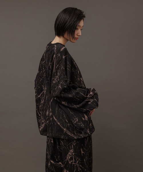 ADAM ET ROPE'（アダムエロペ）の「【WEB限定】ダンスプラクティス スプラッシュブリーチ ルーズ クルーネック スウェット / 裏毛 / K-POP / セットアップ / ユニセックス（スウェット・メンズ・ブラック/チャコールグレー・L/M）」の19枚目の写真