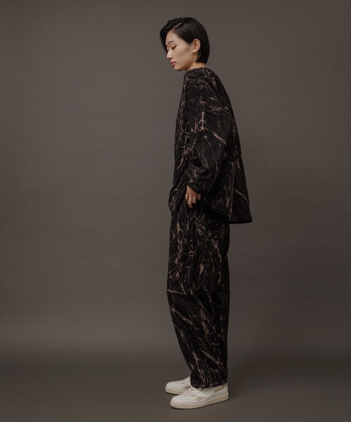 ADAM ET ROPE'（アダムエロペ）の「【WEB限定】ダンスプラクティス スプラッシュブリーチ ルーズ クルーネック スウェット / 裏毛 / K-POP / セットアップ / ユニセックス（スウェット・メンズ・ブラック/チャコールグレー・L/M）」の16枚目の写真