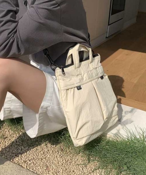 NANEA（ナネア）の「２WAYヘルメットバッグ（ショルダーバッグ・レディース・カーキ/ブラック/ベージュ/ホワイト・フリー）」の6枚目の写真