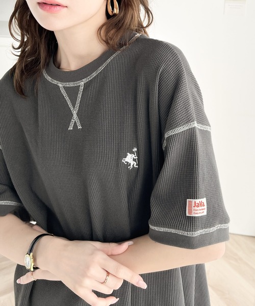 Java(ジャバ)の「《JaVa ジャバコラボ》ポコポコ素材が今の気分♪胸刺繍&配色ステッチワッフル半袖Tシャツ(Tシャツ/カットソー・レディース・チャコールグレー/オートミール/モカ/グリーン/アイボリー・SMALL/X-LARGE/MEDIUM/LARGE)」の3枚目の写真