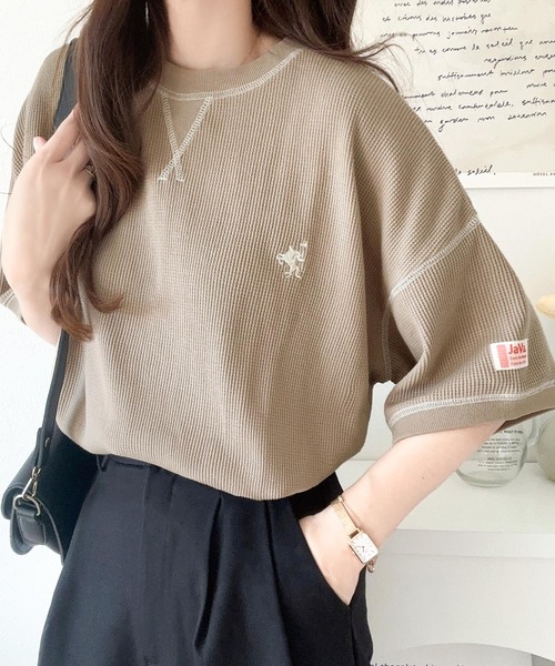 Java(ジャバ)の「《JaVa ジャバコラボ》ポコポコ素材が今の気分♪胸刺繍&配色ステッチワッフル半袖Tシャツ(Tシャツ/カットソー・レディース・チャコールグレー/オートミール/モカ/グリーン/アイボリー・SMALL/X-LARGE/MEDIUM/LARGE)」の4枚目の写真