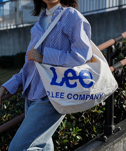 Lee(リー)の「Lee/リー キャンバス BIG ナナメプリント ショルダーバッグ(ショルダーバッグ・レディース・ブラック×ホワイト/ホワイト×シルバー/ブラック×シルバー/グレー/ホワイト×ゴールド/ホワイト×ホワイト/ホワイト×ブルー/ホワイト×グリーン/ホワイト×ブラック・FREE)」の1枚目の写真