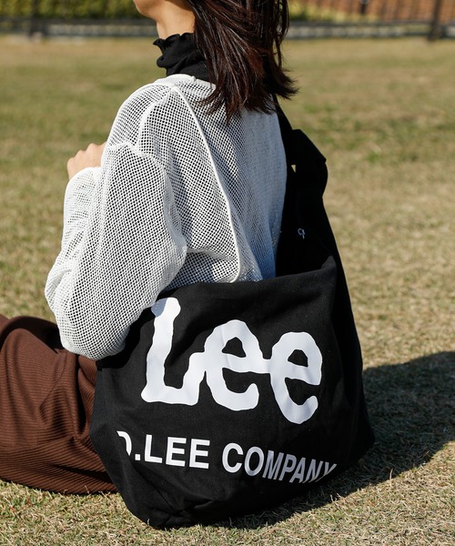 Lee(リー)の「Lee/リー キャンバス BIG ナナメプリント ショルダーバッグ(ショルダーバッグ・レディース・ブラック×ホワイト/ホワイト×シルバー/ブラック×シルバー/グレー/ホワイト×ゴールド/ホワイト×ホワイト/ホワイト×ブルー/ホワイト×グリーン/ホワイト×ブラック・FREE)」の7枚目の写真