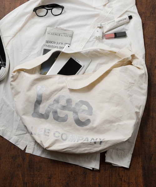 Lee(リー)の「Lee/リー キャンバス BIG ナナメプリント ショルダーバッグ(ショルダーバッグ・レディース・ブラック×ホワイト/ホワイト×シルバー/ブラック×シルバー/グレー/ホワイト×ゴールド/ホワイト×ホワイト/ホワイト×ブルー/ホワイト×グリーン/ホワイト×ブラック・FREE)」の5枚目の写真