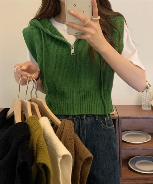 Ritzy(リッツィー)の「ショート丈 ジップパーカーベスト(ベスト・レディース・グリーン/カーキ/ブラック/アイボリー/ベージュ/グレー・FREE)」の8枚目の写真