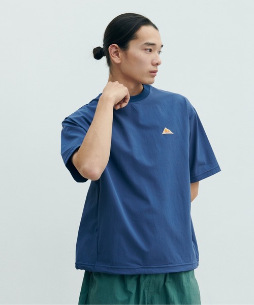 KELTY(ケルティ)の「Stretch Woven Mini Logo S/S T-Shirt/ストレッチ布帛Tシャツ(Tシャツ/カットソー・レディース・ネイビー/ホワイト/グレー/ブラック・L/M)」の4枚目の写真