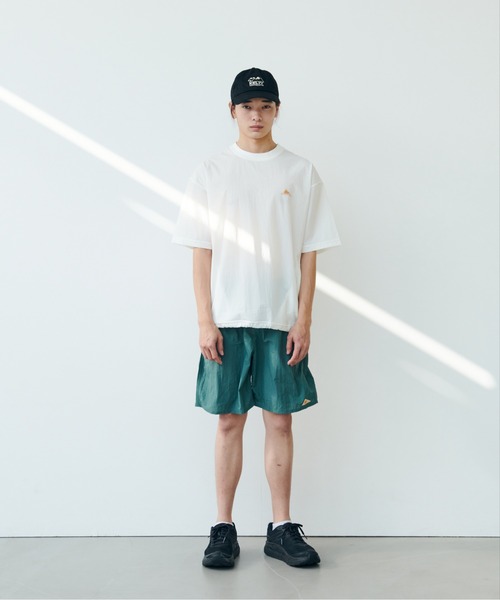 KELTY(ケルティ)の「Stretch Woven Mini Logo S/S T-Shirt/ストレッチ布帛Tシャツ(Tシャツ/カットソー・レディース・ネイビー/ホワイト/グレー/ブラック・L/M)」の1枚目の写真