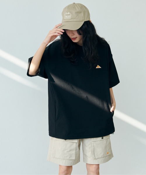 KELTY(ケルティ)の「Stretch Woven Mini Logo S/S T-Shirt/ストレッチ布帛Tシャツ(Tシャツ/カットソー・レディース・ネイビー/ホワイト/グレー/ブラック・L/M)」の2枚目の写真