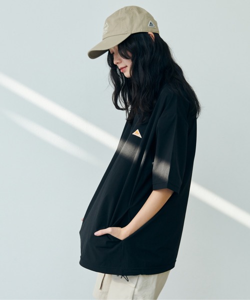 KELTY(ケルティ)の「Stretch Woven Mini Logo S/S T-Shirt/ストレッチ布帛Tシャツ(Tシャツ/カットソー・レディース・ネイビー/ホワイト/グレー/ブラック・L/M)」の15枚目の写真