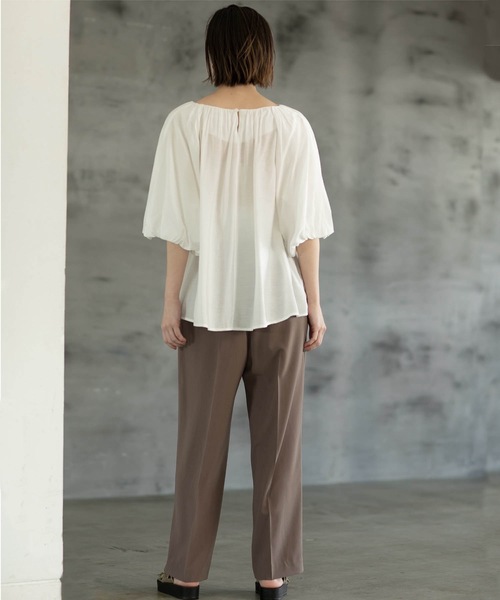 OPAQUE.CLIP（オペークドットクリップ）の「◆バルーンスリーブギャザーブラウス【洗える】（シャツ/ブラウス・レディース・ブラック/オレンジ/ホワイト/チャコールグレー・42/38/40）」の11枚目の写真