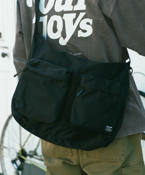 BAYFLOW（ベイフロー）の「フロントポケットビッグショルダーバッグ（ショルダーバッグ・メンズ・グレイッシュベージュ/ブラック・FREE）」の2枚目の写真