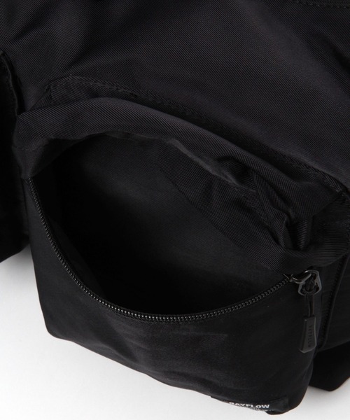 BAYFLOW（ベイフロー）の「フロントポケットビッグショルダーバッグ（ショルダーバッグ・メンズ・グレイッシュベージュ/ブラック・FREE）」の9枚目の写真
