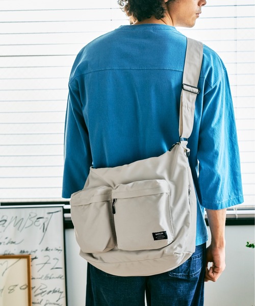 BAYFLOW（ベイフロー）の「フロントポケットビッグショルダーバッグ（ショルダーバッグ・メンズ・グレイッシュベージュ/ブラック・FREE）」の21枚目の写真