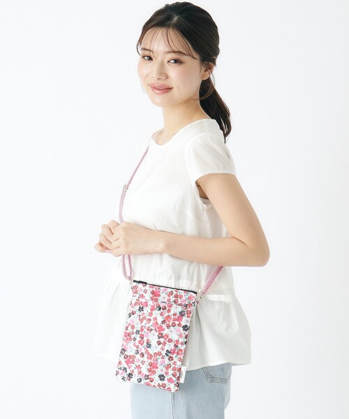 LAURA ASHLEY(ローラアシュレイ)の「【撥水・防水加工】アンクロフト ディッツィー柄 サコッシュ(ショルダーバッグ・レディース・ピンク系5/ネイビー系/オレンジ系その他2・00)」の14枚目の写真