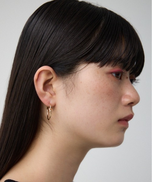 AZUL by moussy（アズールバイマウジー）の「ノットデザインフープピアス（ピアス（両耳用）・レディース・ゴールド系その他/シルバー・FREE）」の2枚目の写真